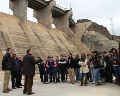 /descargas/informaciongeneral/comunicacion/noticias/img/2013-03-Marzo/20130304-FOTO-Visita-Universidad-Castilla-La-Mancha-012.jpg?description=El%20director%20t%C3%A9cnico%20de%20la%20CHS%2C%20Rafael%20Belch%C3%AD%20%28izquierda%29%2C%20explica%20a%20los%20alumnos%20detalles%20de%20la%20presa%20del%20Moro%2C%20en%20Cieza.